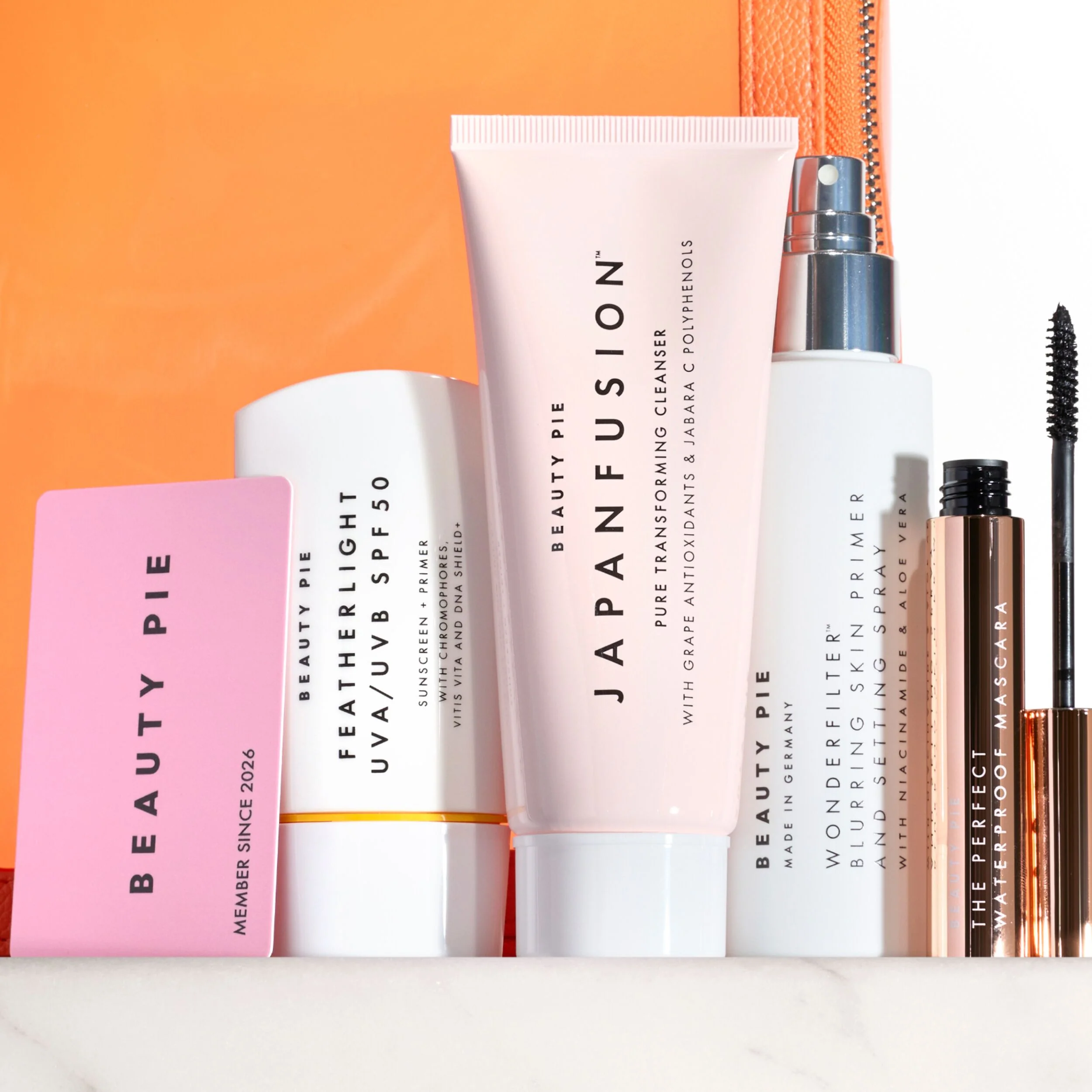 Kit de démarrage d'été : quatre icônes beauté dans une trousse de maquillage en gel