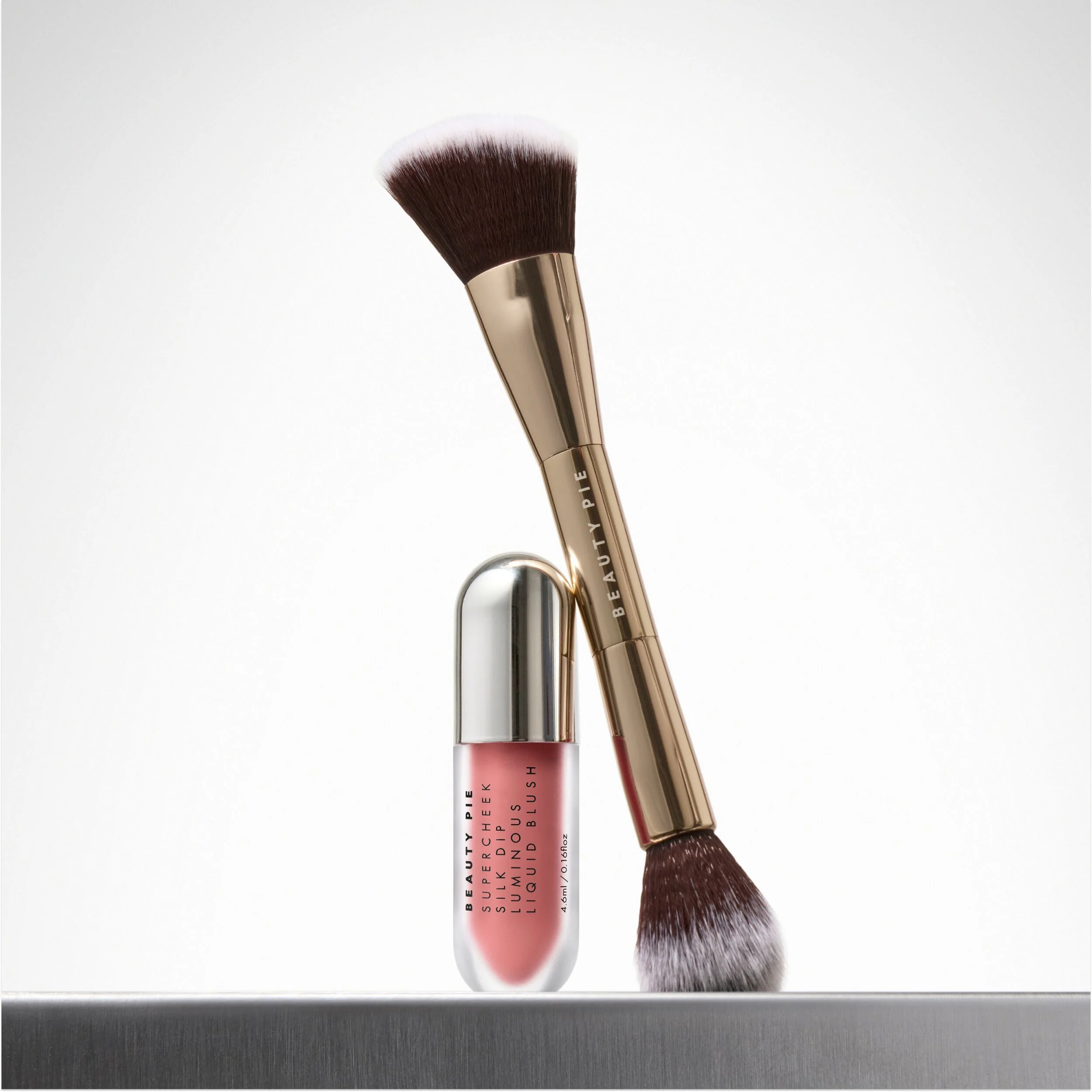 Supercheek Duo Silk Dip rouge med dubbeländad borste