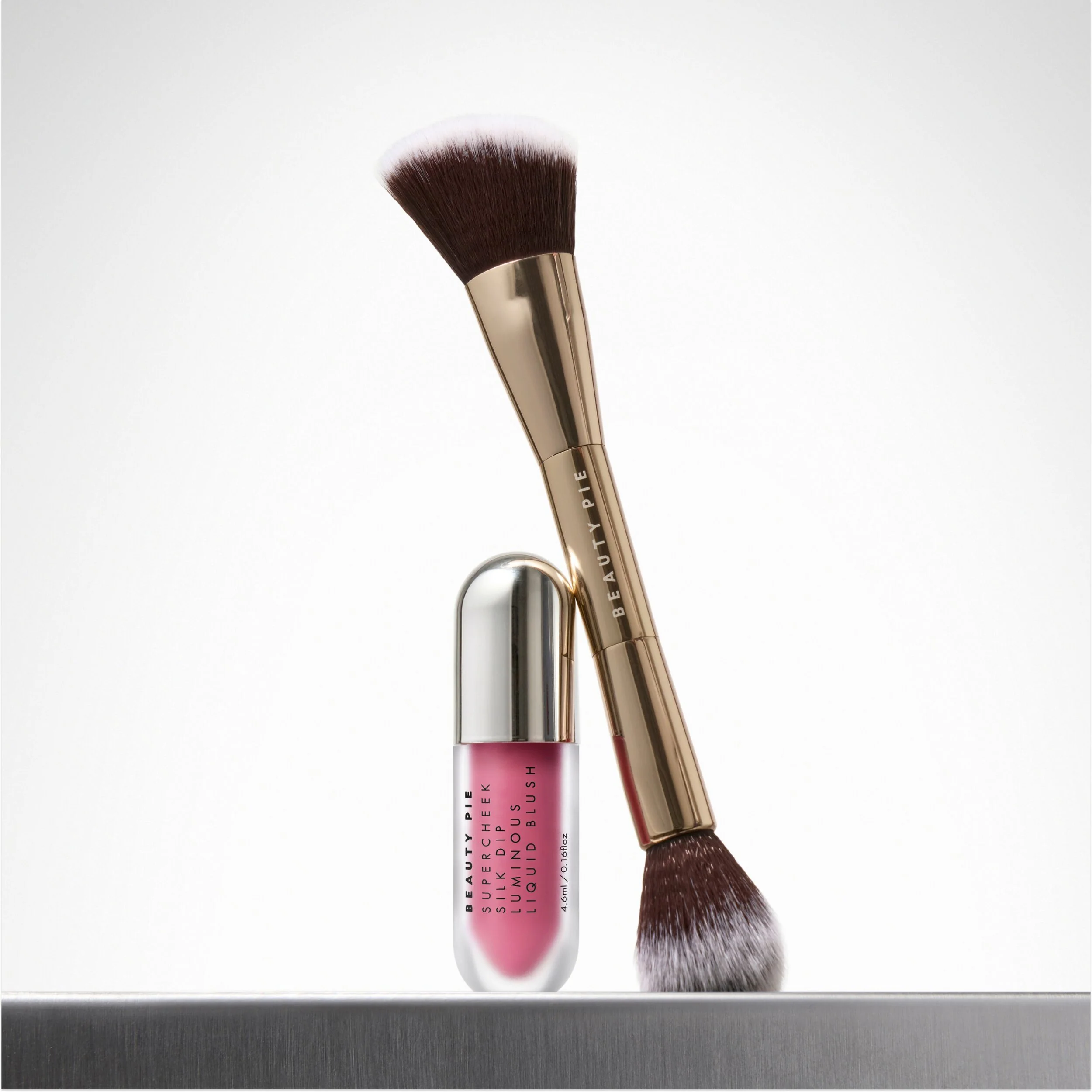 Supercheek Duo Silk Dip rouge med dubbeländad borste