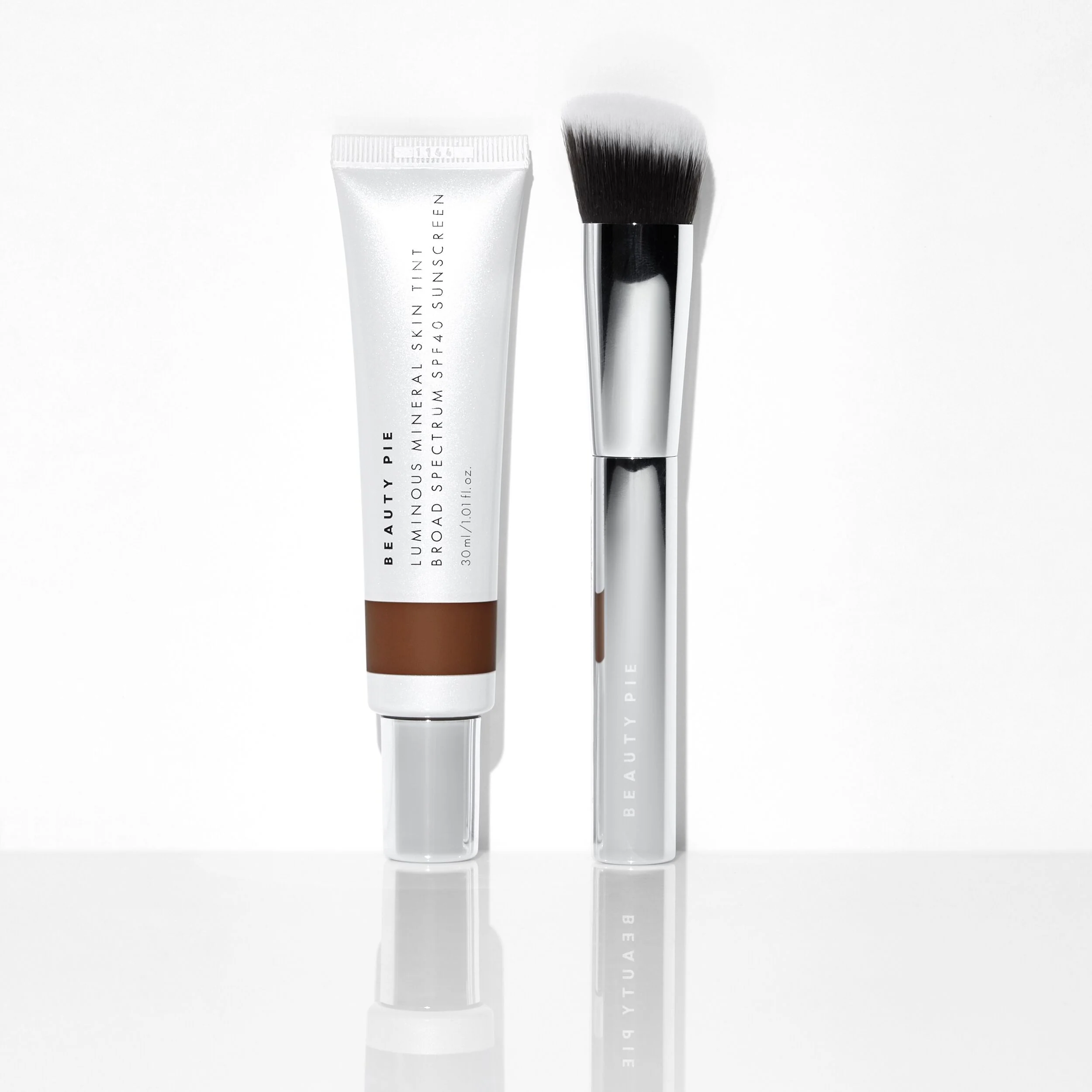 SPF 40 Skin Tint ja häivytyssivellin -duo hehkuvalle iholle