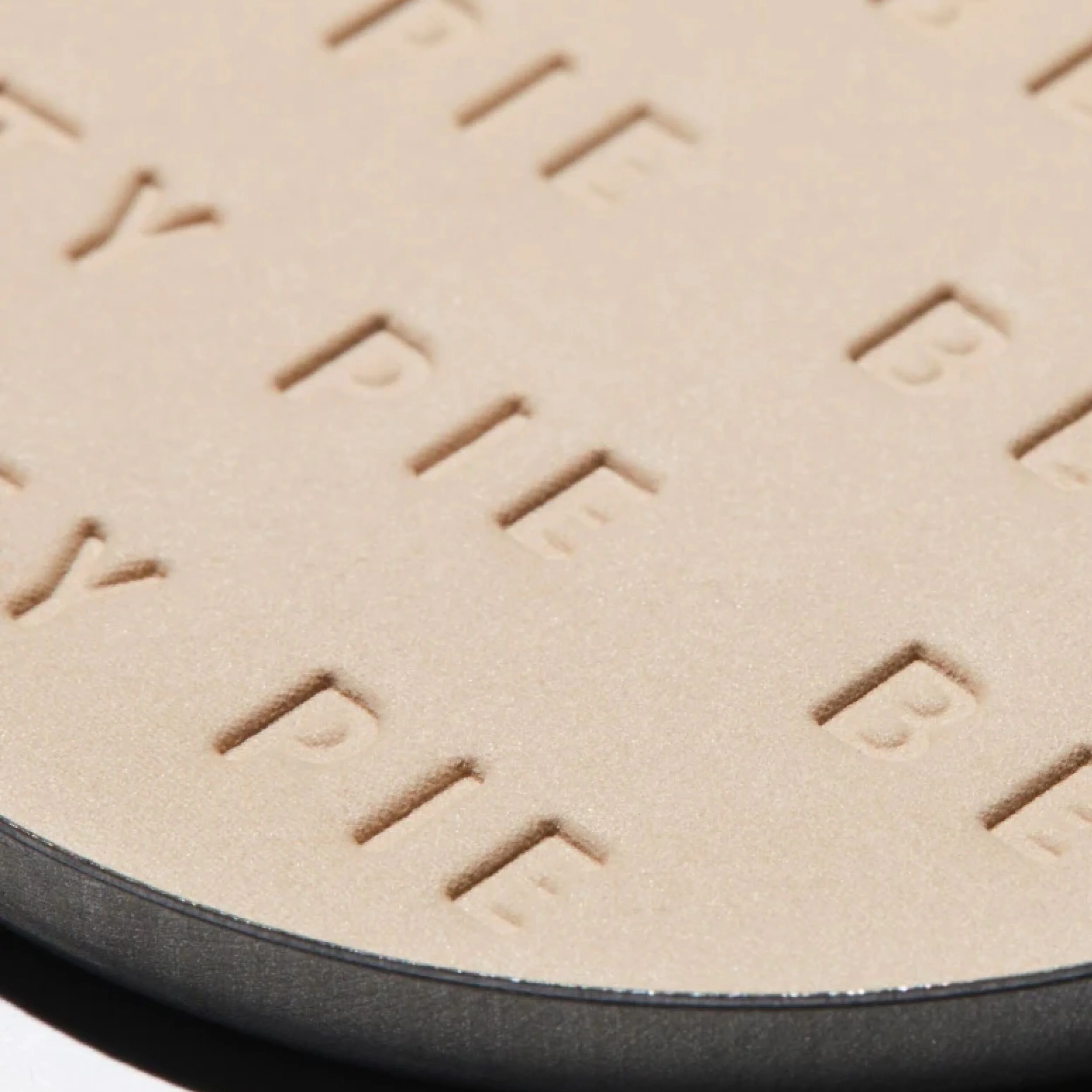Refillable Matte Pressed Powder One Powder Wonder with Compact Case