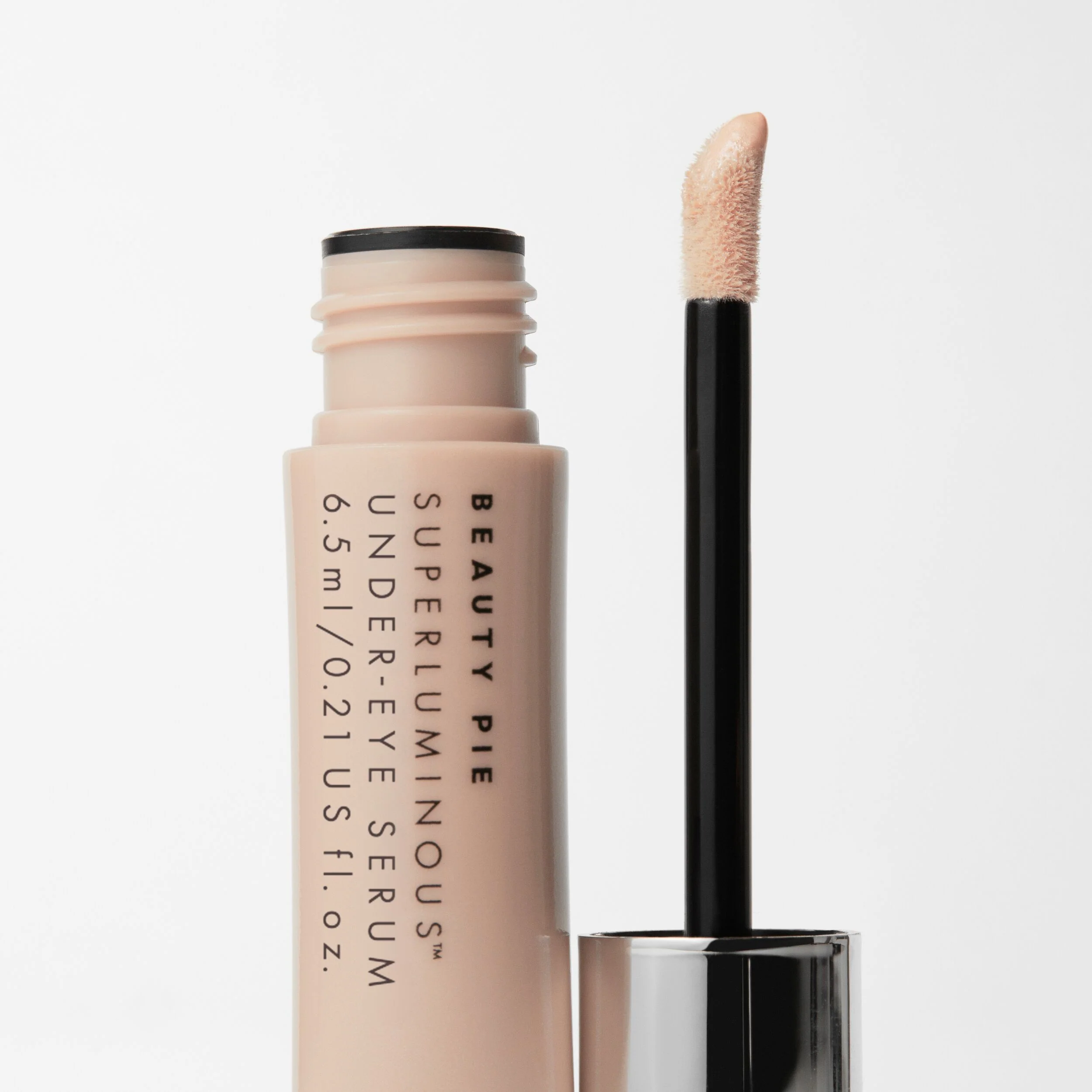 Sérum correcteur teinté pour le contour des yeux à l'acide hyaluronique