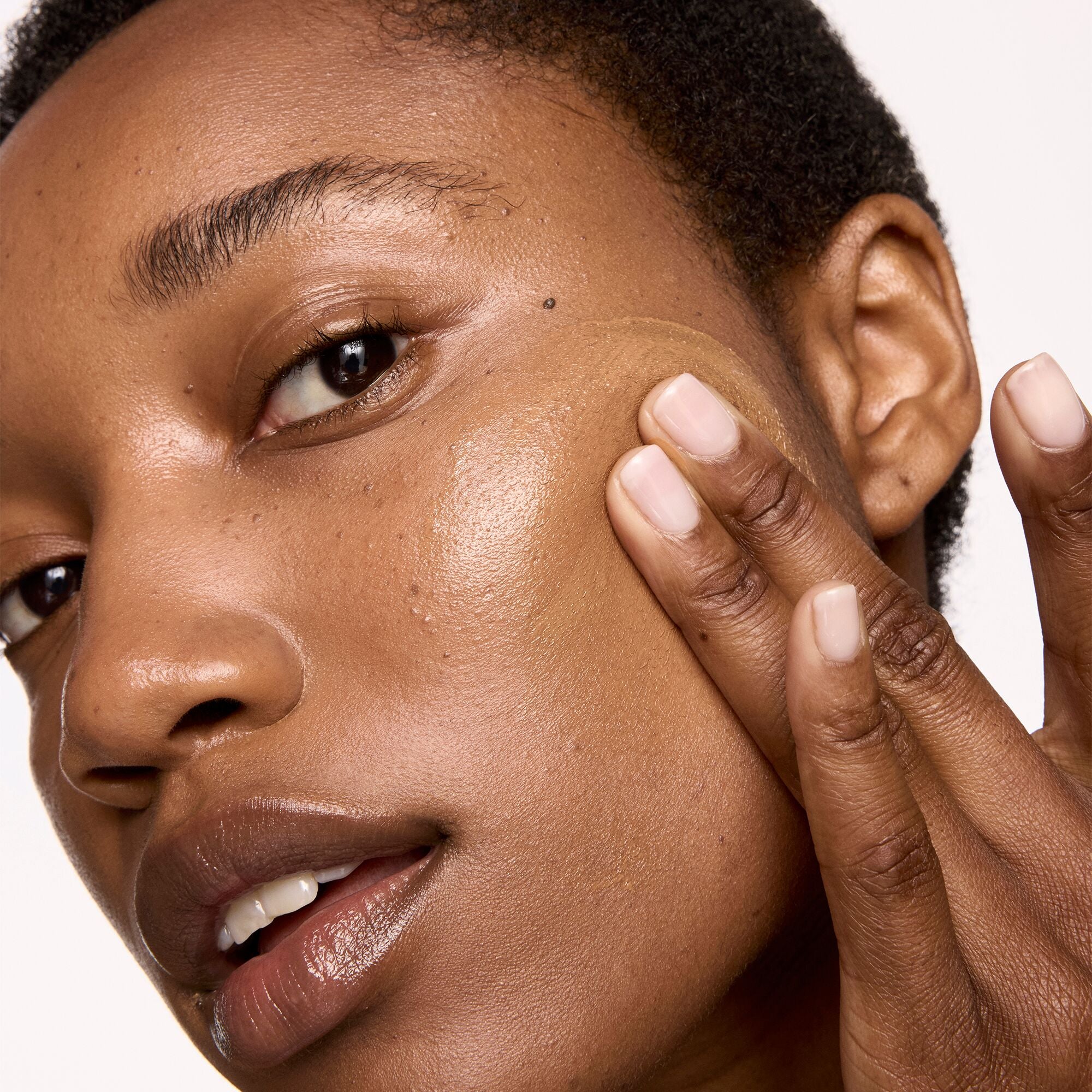 SPF 40 Skin Tint ja häivytyssivellin -duo hehkuvalle iholle