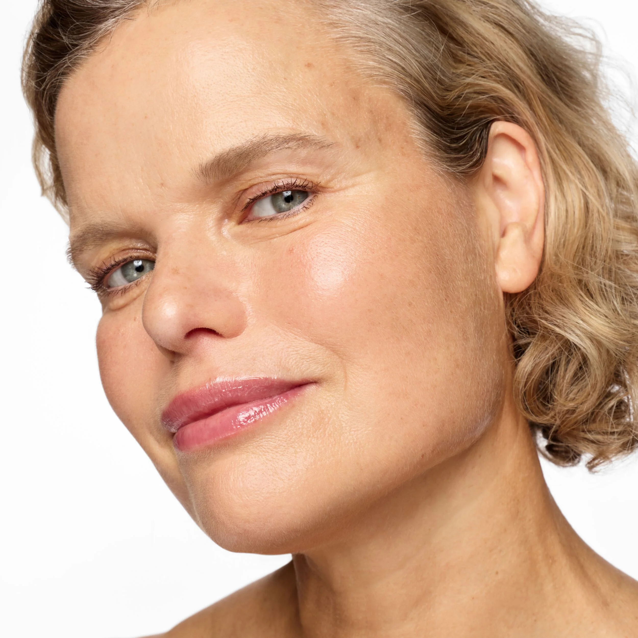 Wonderfilter Brightening Primer for a Dewy, Blurred Glow