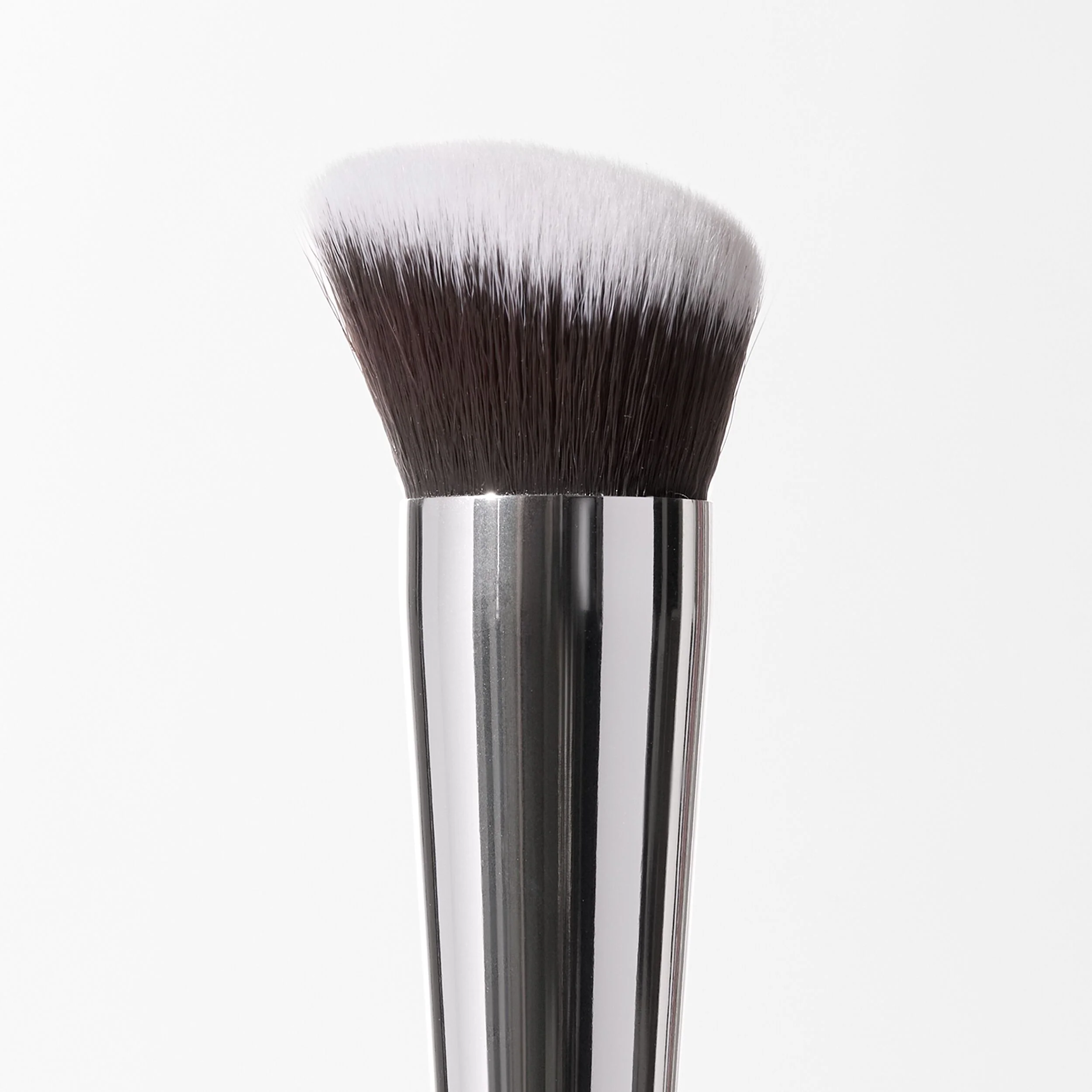 SPF 40 Skin Tint ja häivytyssivellin -duo hehkuvalle iholle