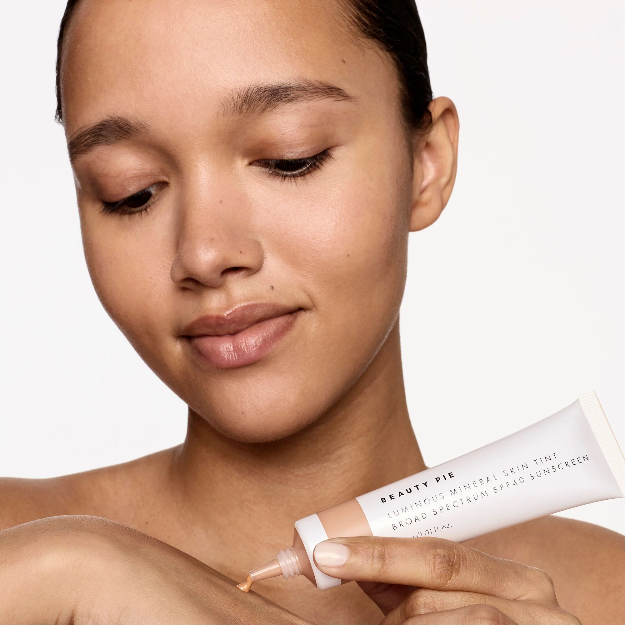 SPF 40 Skin Tint ja häivytyssivellin -duo hehkuvalle iholle
