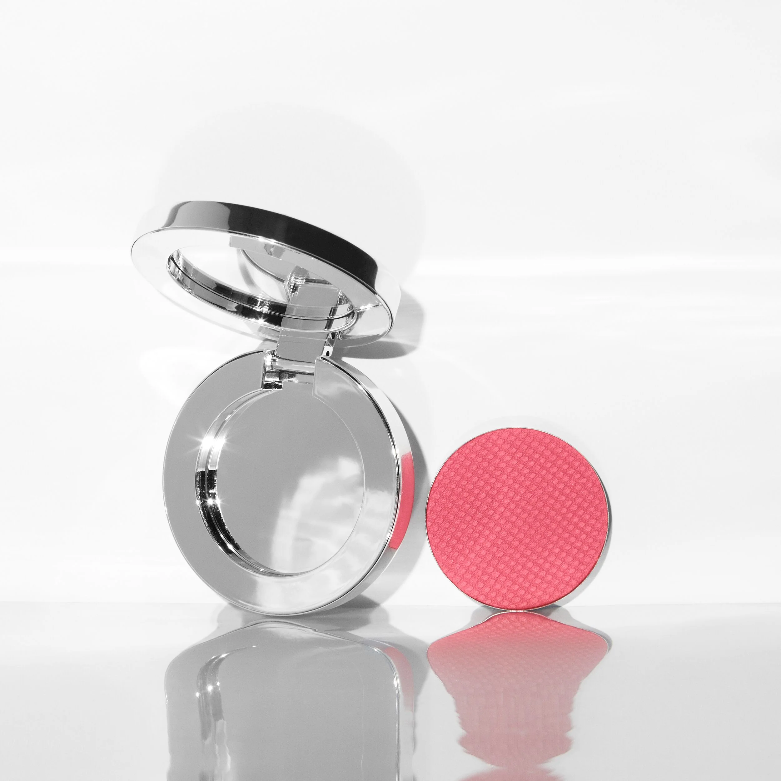 Blush poudre Supercheek à la vitamine avec étui rechargeable