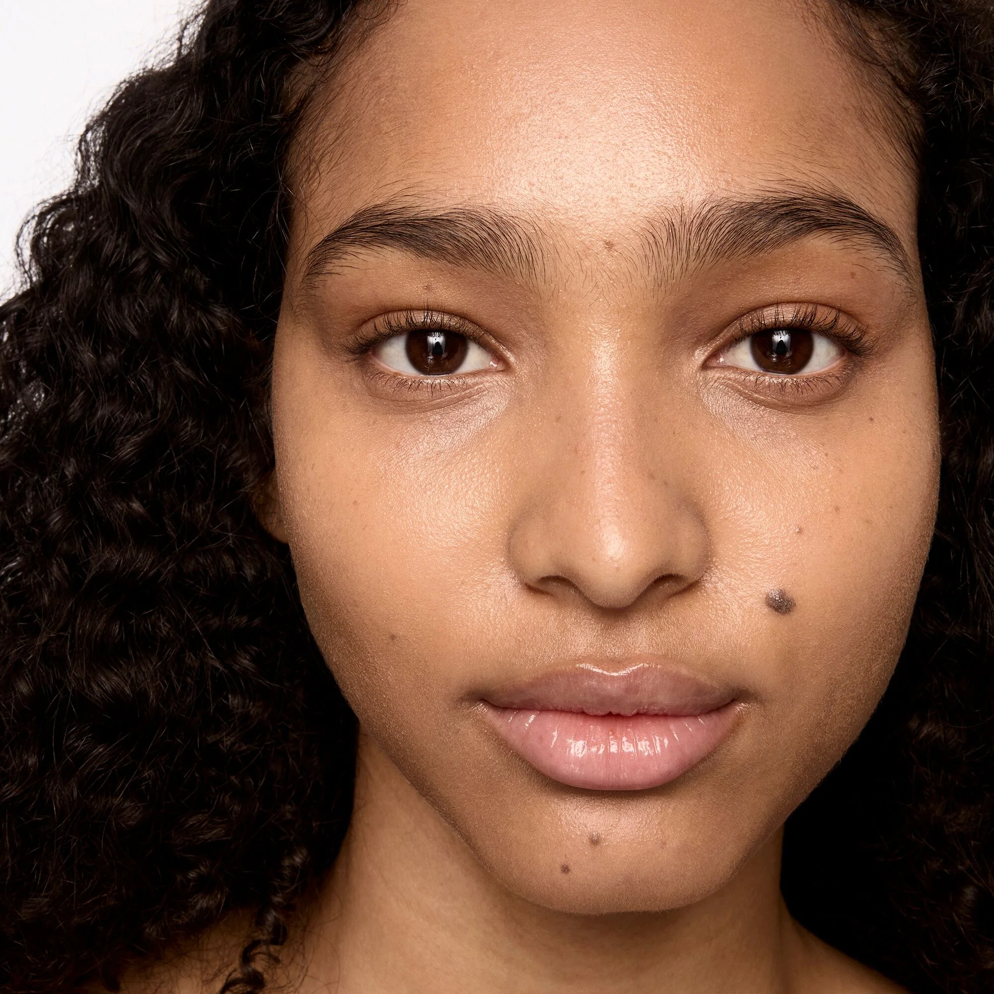 SPF 40 Skin Tint ja häivytyssivellin -duo hehkuvalle iholle
