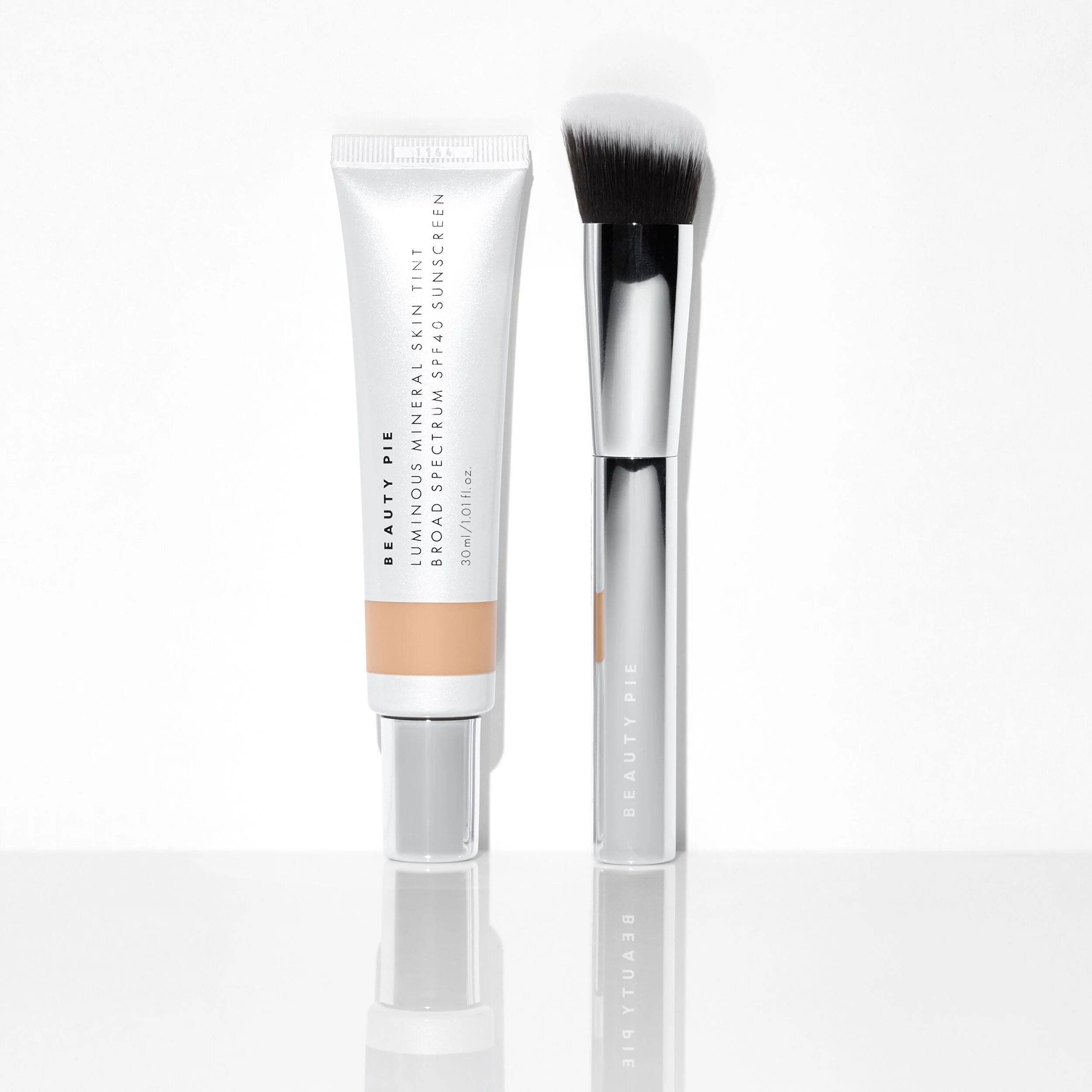 SPF 40 Skin Tint ja häivytyssivellin -duo hehkuvalle iholle