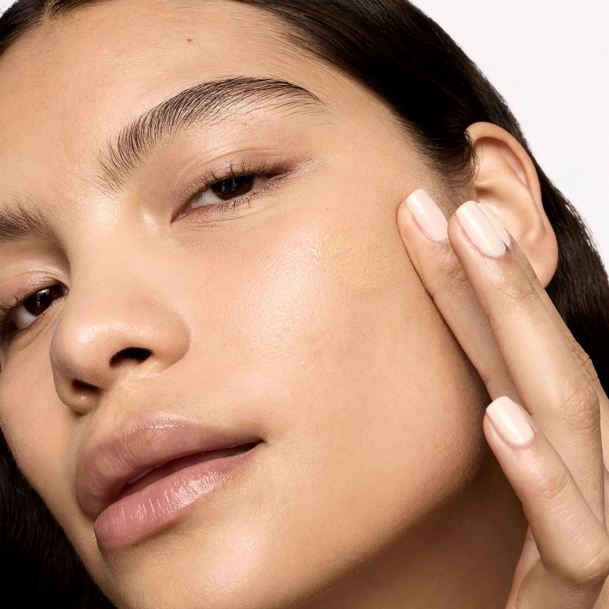 SPF 40 Skin Tint ja häivytyssivellin -duo hehkuvalle iholle