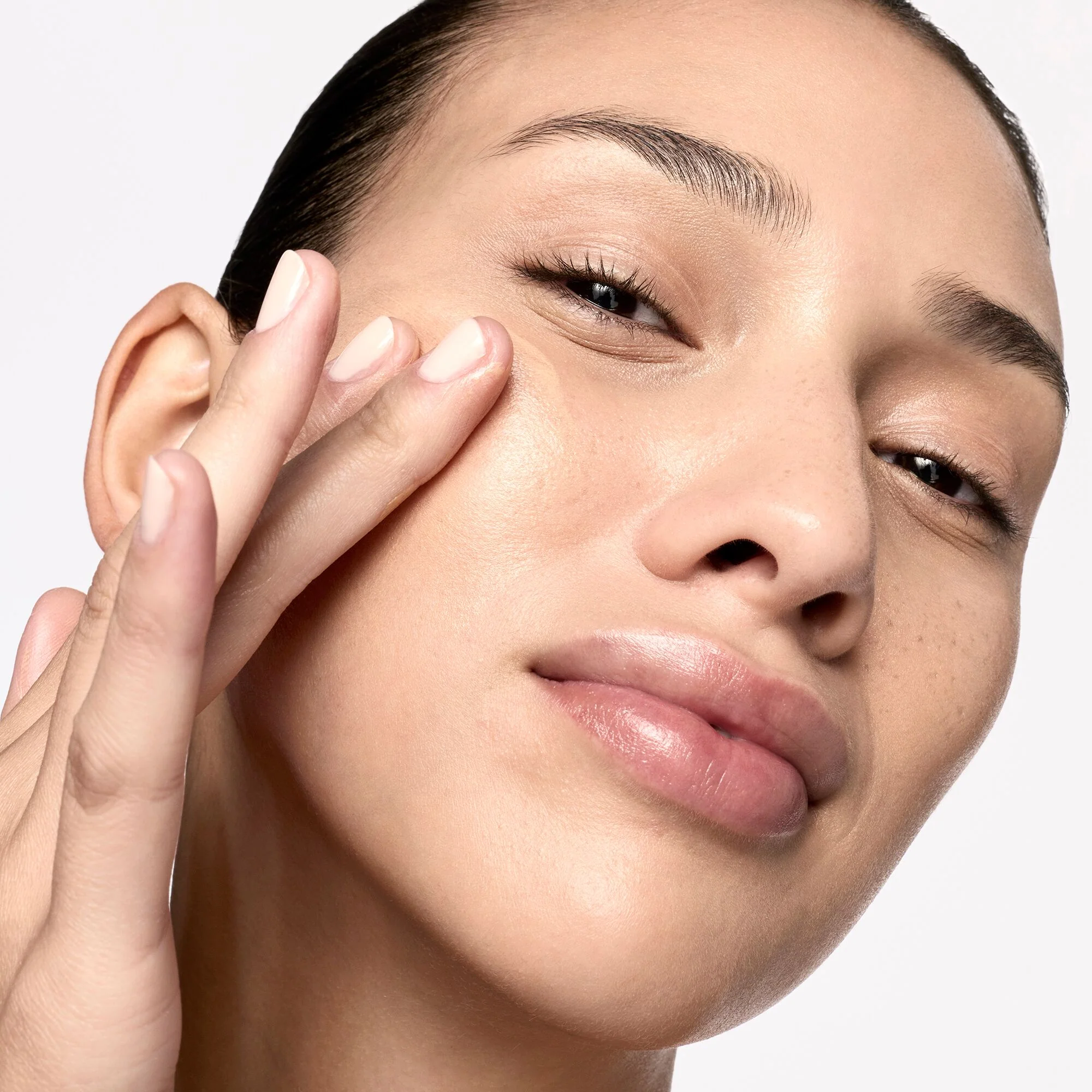 SPF 40 Skin Tint ja häivytyssivellin -duo hehkuvalle iholle