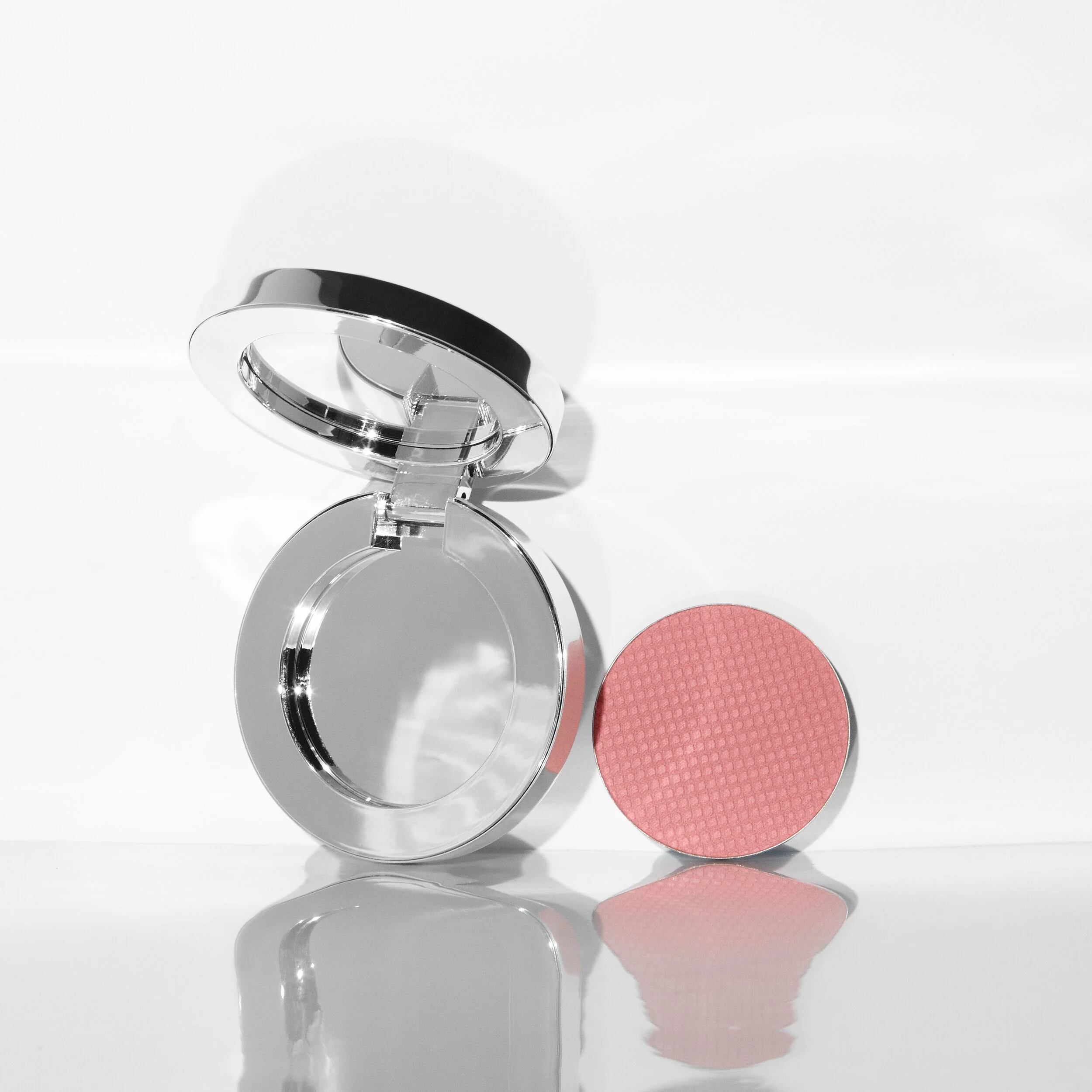 Blush poudre Supercheek à la vitamine avec étui rechargeable