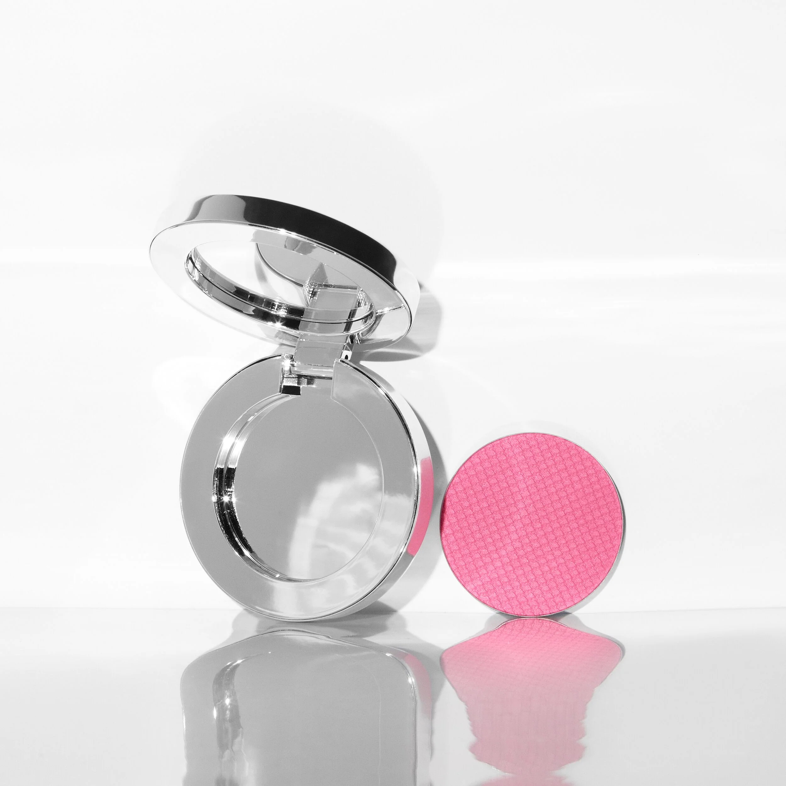 Blush poudre Supercheek à la vitamine avec étui rechargeable