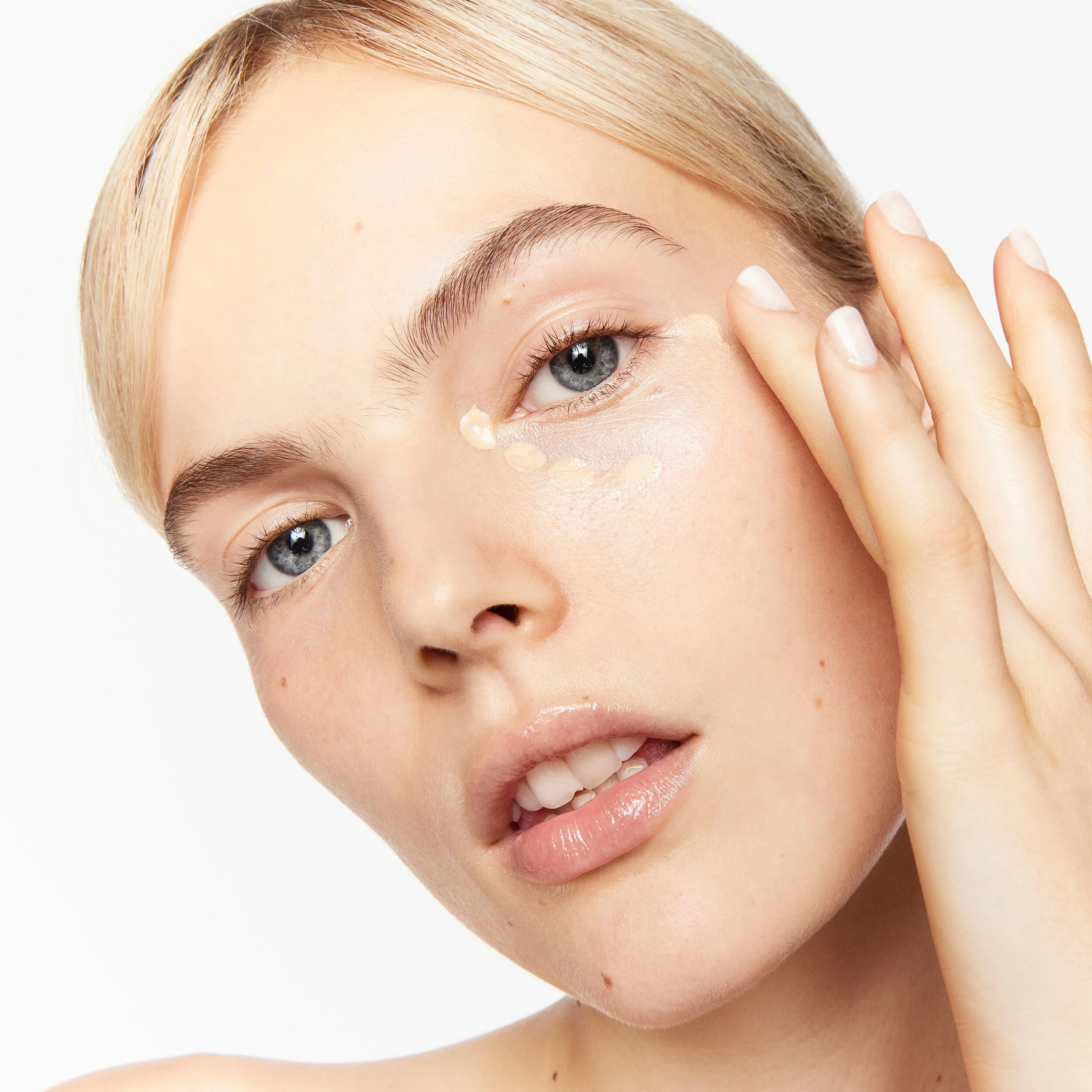 Sérum correcteur teinté pour le contour des yeux à l'acide hyaluronique