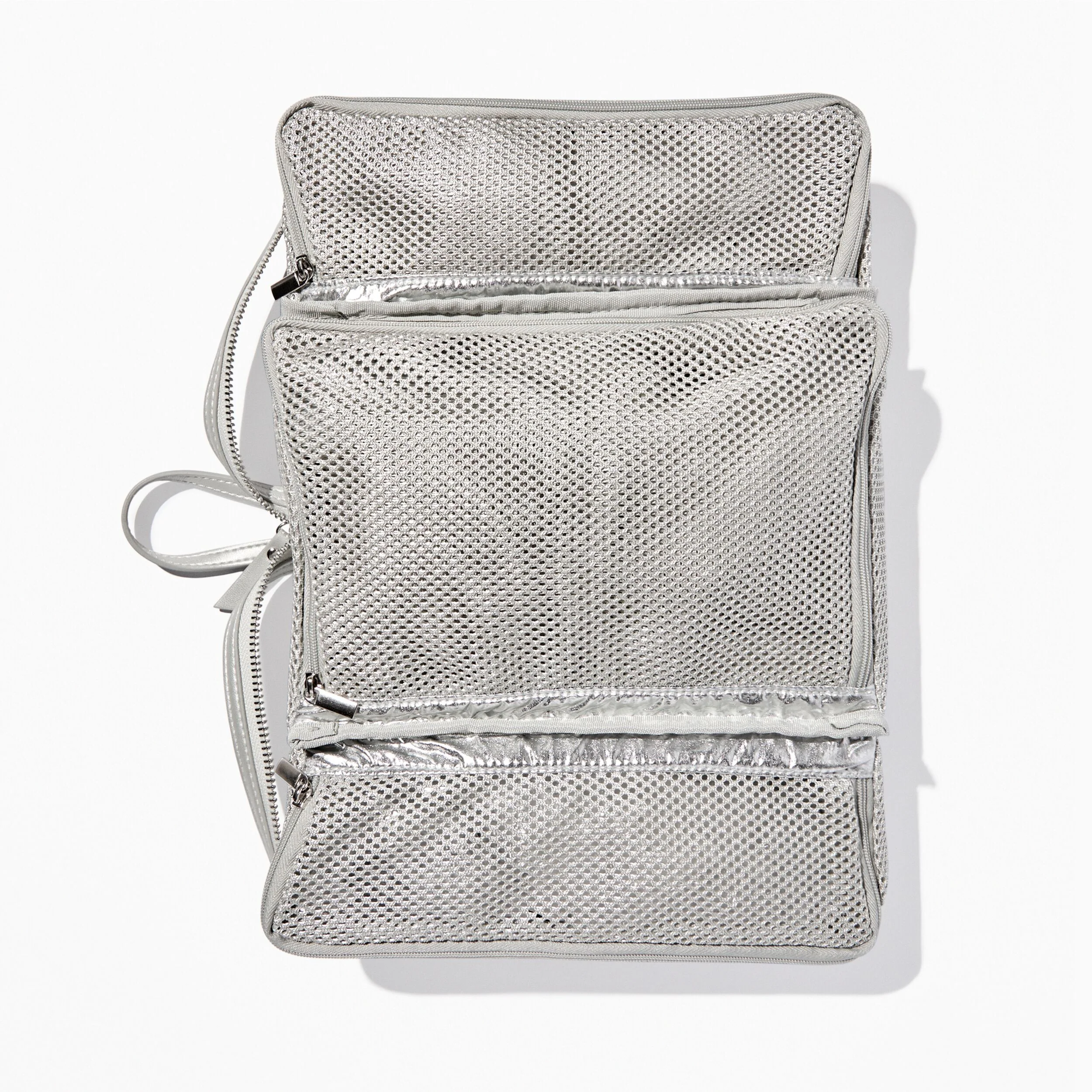 Bolsa organizadora plateada Perfectly Puffy con tres compartimentos de malla con cremallera