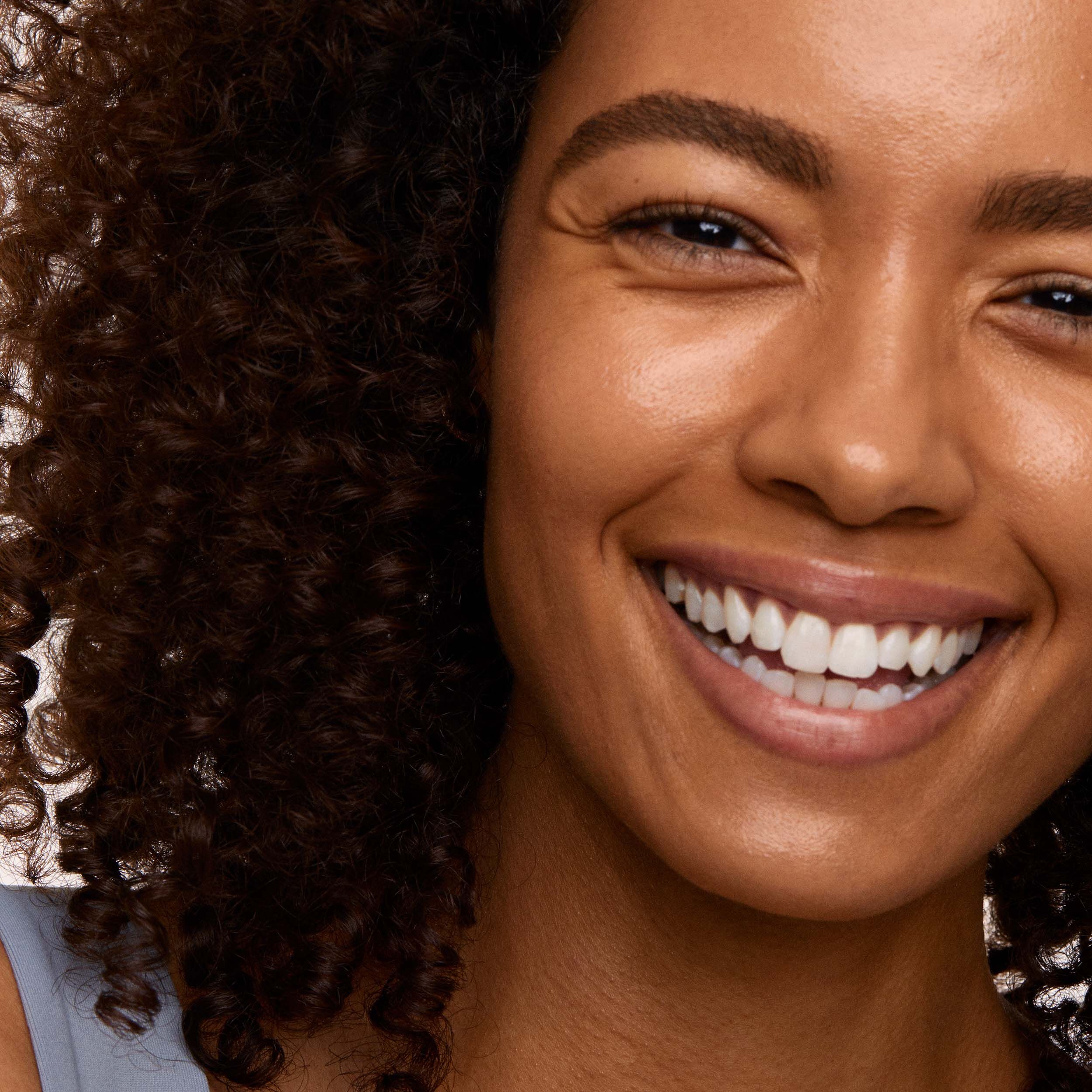 Lekki olejkowy krem przeciwsłoneczny do twarzy Super Healthy Skin SPF20 z delikatnym kolorem