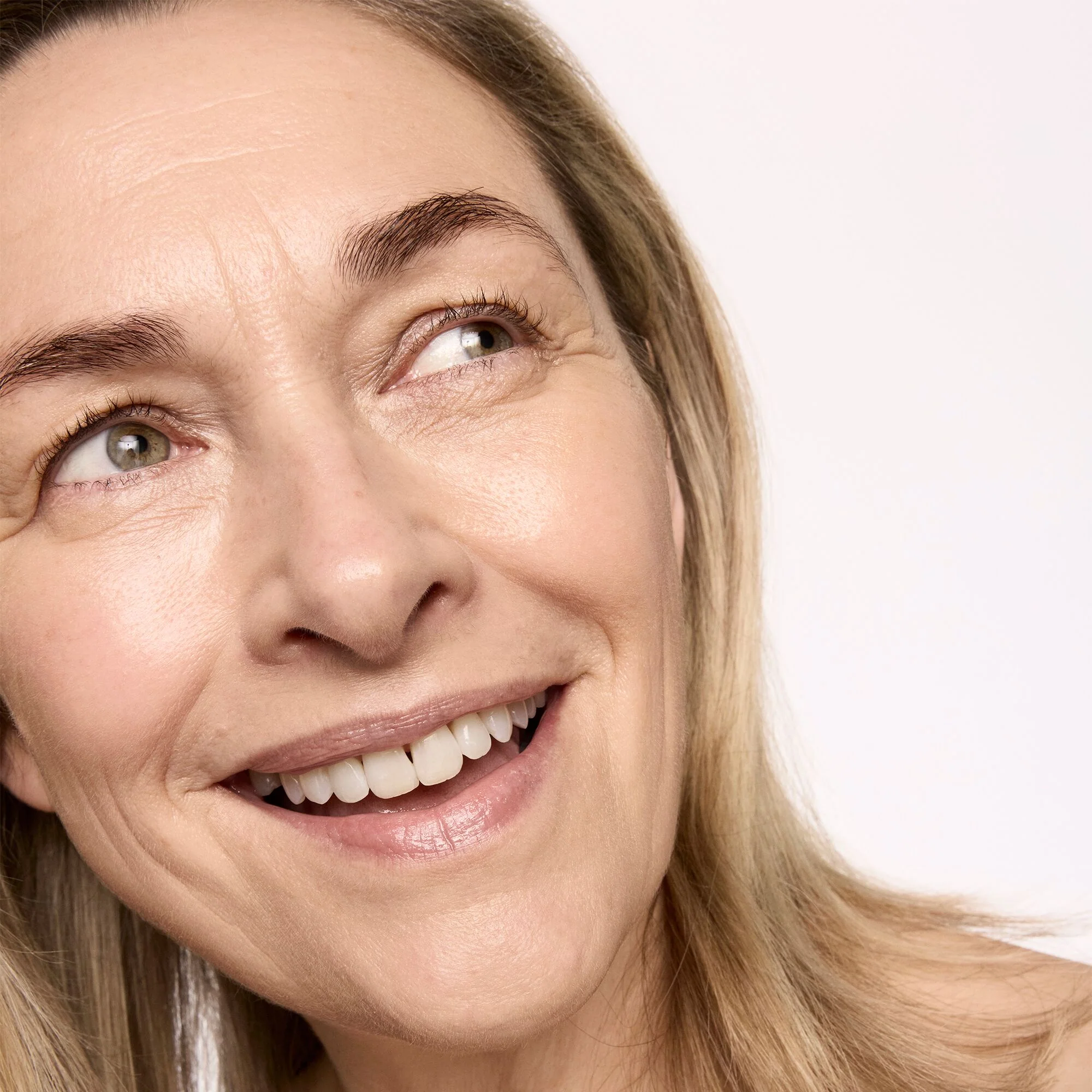 SPF 40 Skin Tint ja häivytyssivellin -duo hehkuvalle iholle